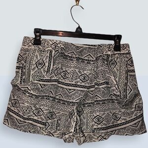 Umgee black and white Aztec pattern shorts, sz lg